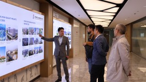 Visit to the cultural corridor at the group company's headquarters.